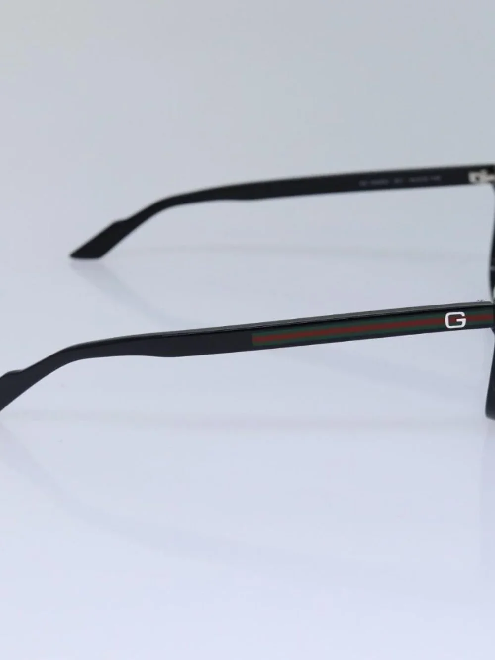 Gucci brand	gucci color	black